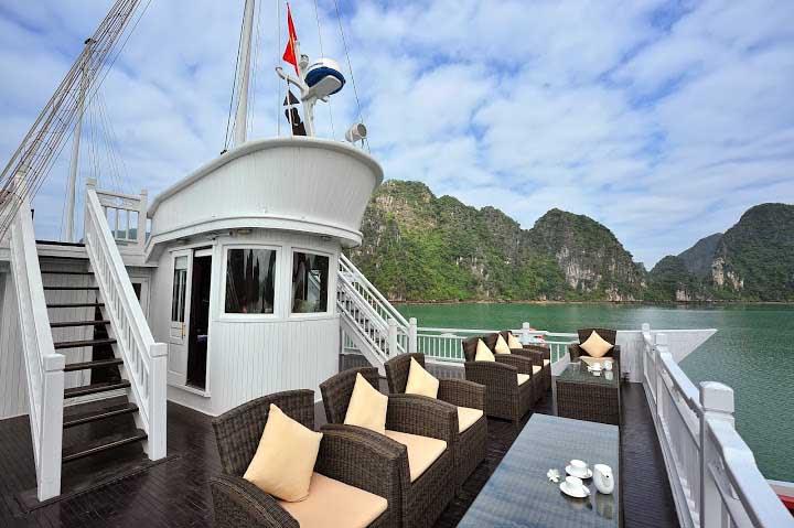 Experience the Royal Life with Paradise Luxury Cruise Tour