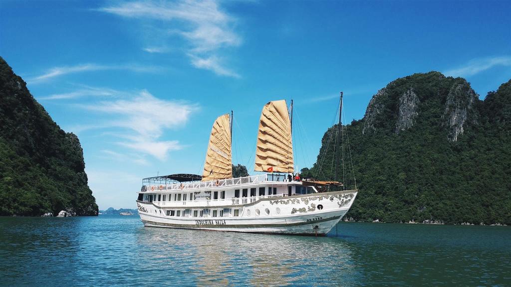 Indochina Sails Junk in 3 days - Ha Long Luxury cruise tour 